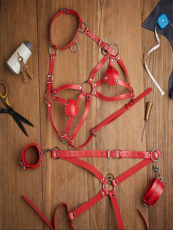 Kırmızı Deri Harness Kalp Detaylı Boyunluklu Hard Bileklikli Ultra Fantezi Kostüm